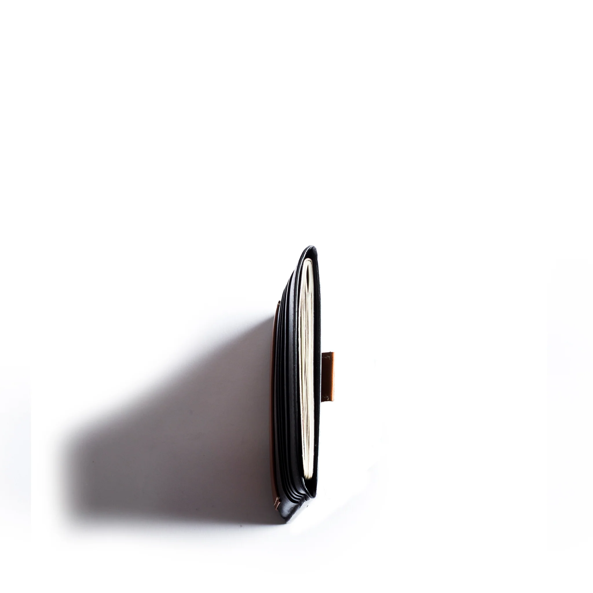 Porte passeport en cuir lundi | FLETCHER Noir & Cognac - Image 4