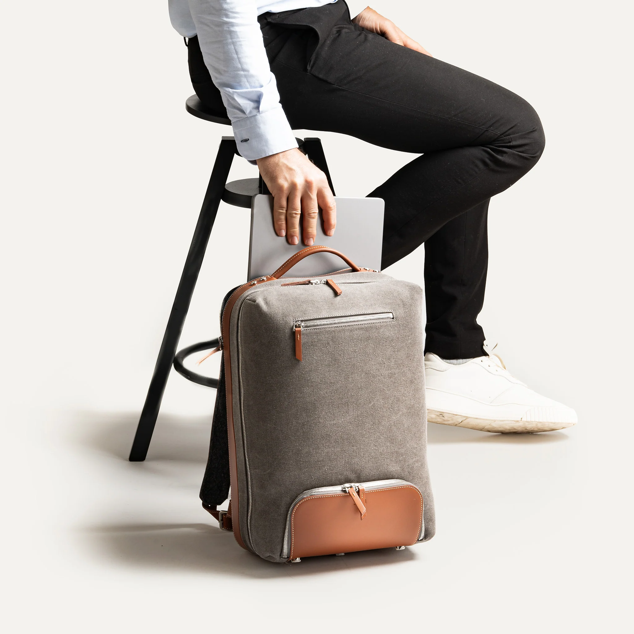 Sac à dos de voyage ~ ANTOINE II - GRIS & COGNAC - Image 11